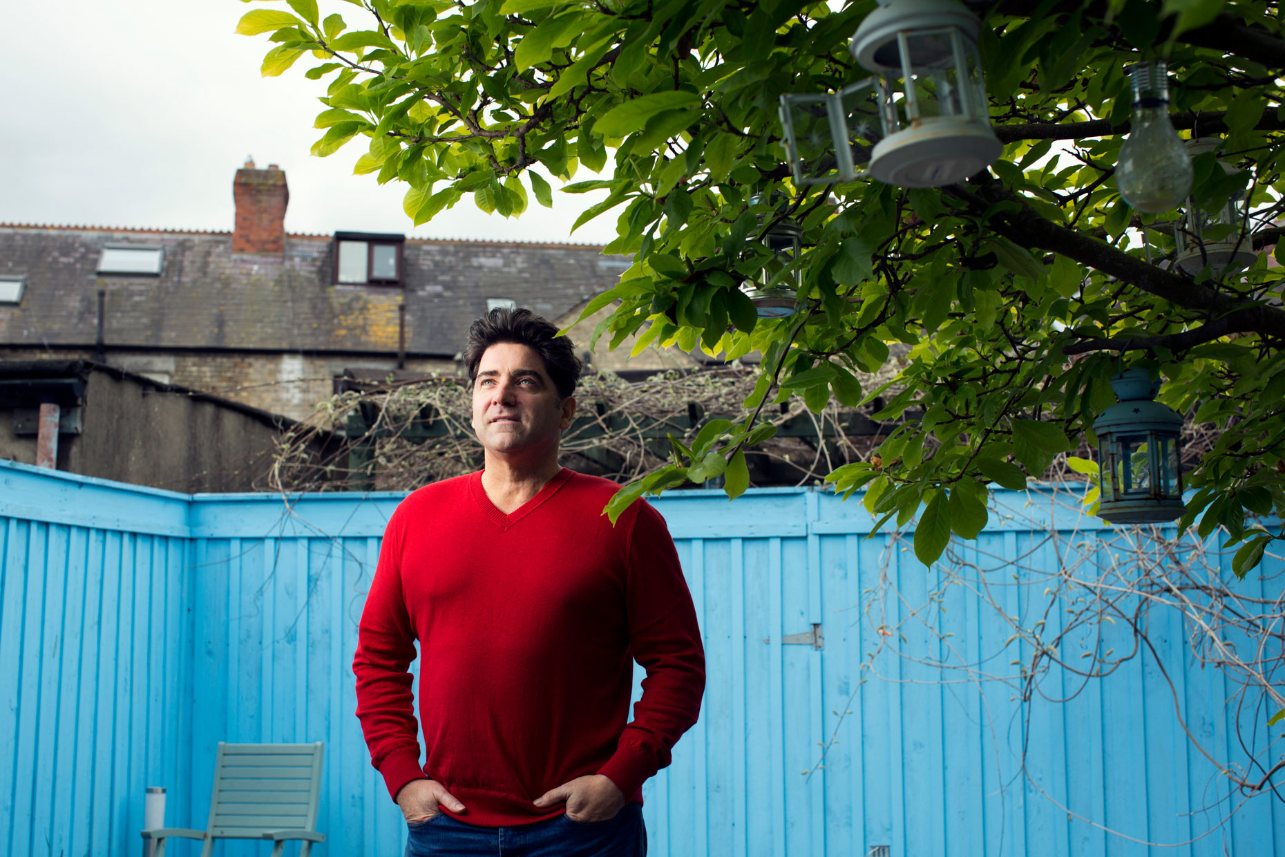 location portrait photography: brian kennedy singer in his backgarden